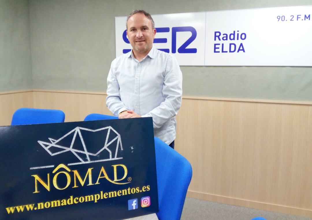 José Alcaraz, director comercial de Nômad, en el estudio de Radio Elda SER