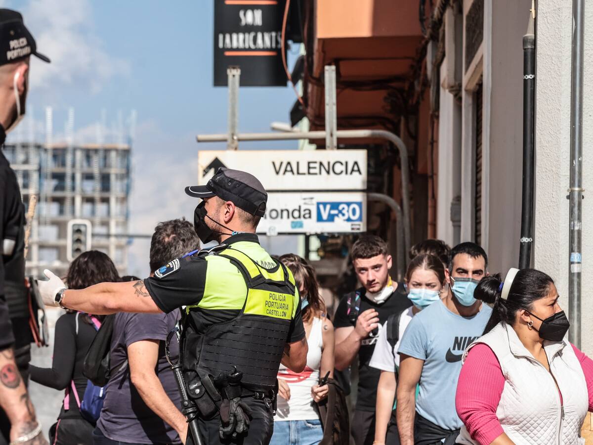 Policía de toda España se reúne en Benetússer para ayudar a los afectados por la DANA