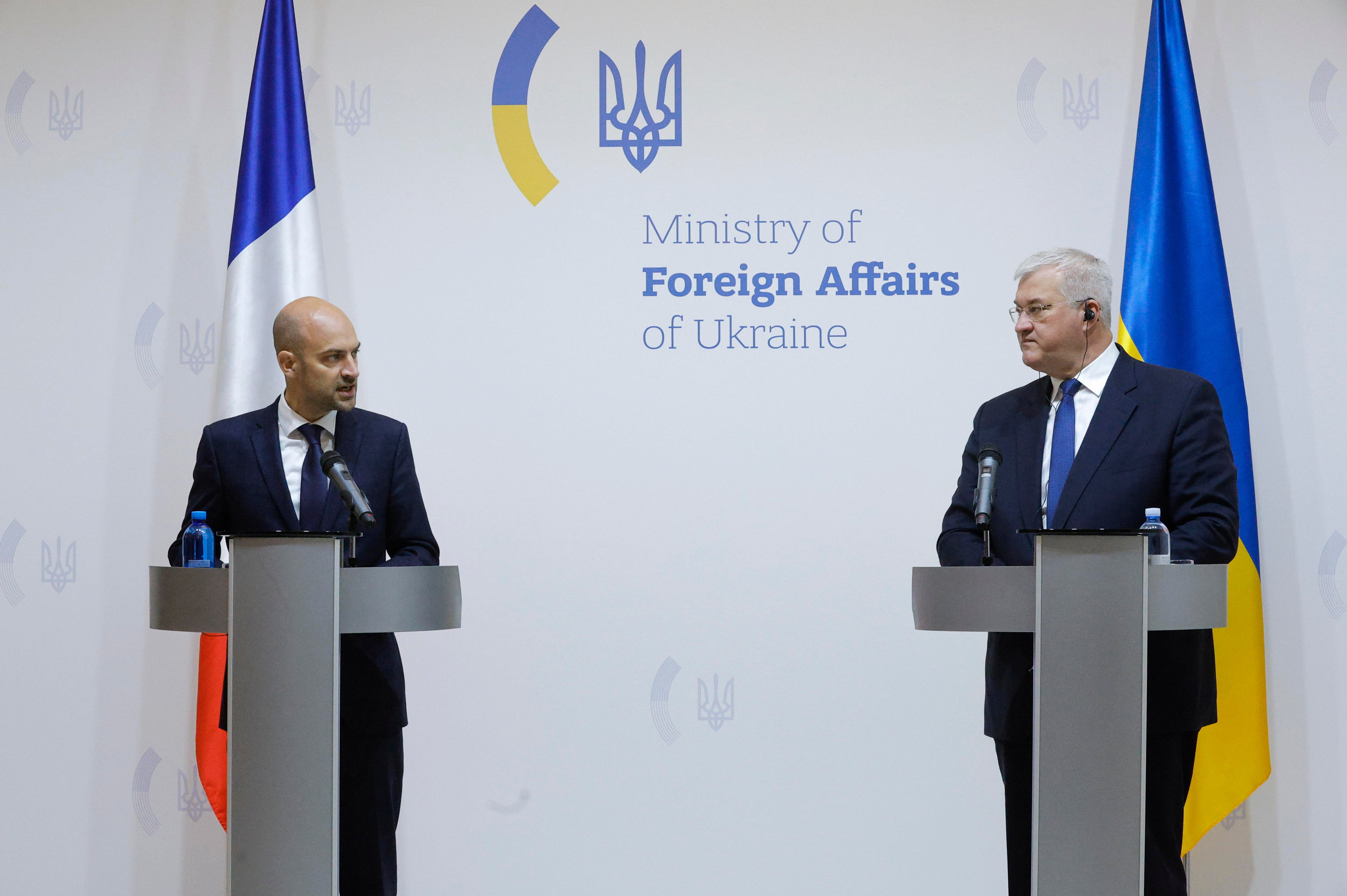 El ministro de exteriores francés, Jean-Noel Barrot, y el ministro de exteriores ucraniano, Andrii Sybiha, en la rueda de prensa conjunta en Kiev.