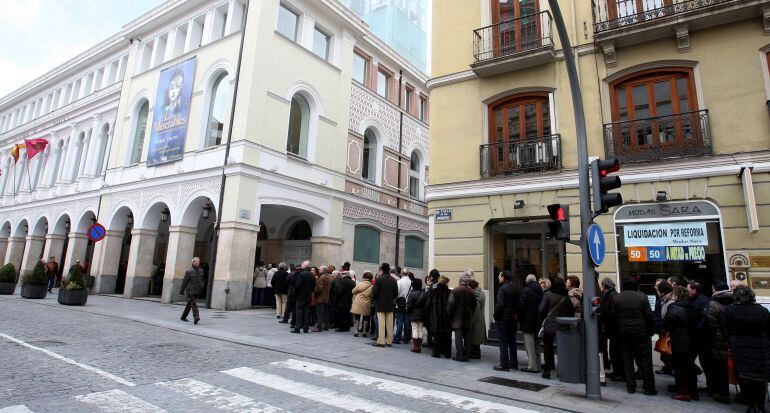 Imagen de gente haciendo cola para entrar en el Teatro