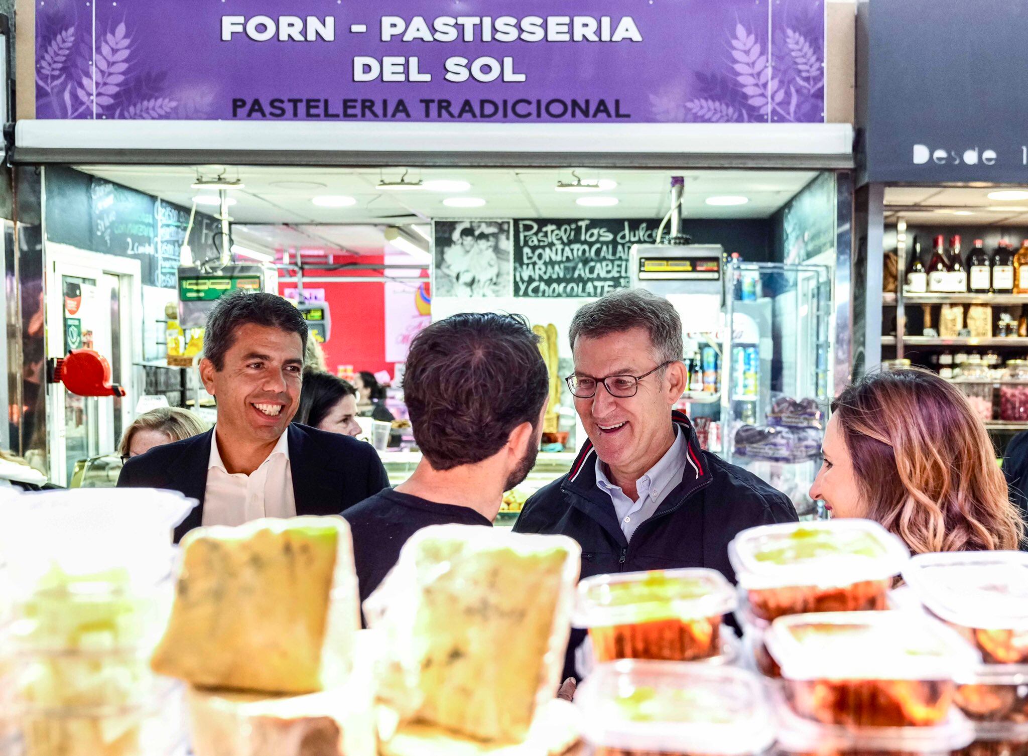 Carlos Mazón, Alberto Núñez Feijóo y María José Catalá, en el Mercado Central de València