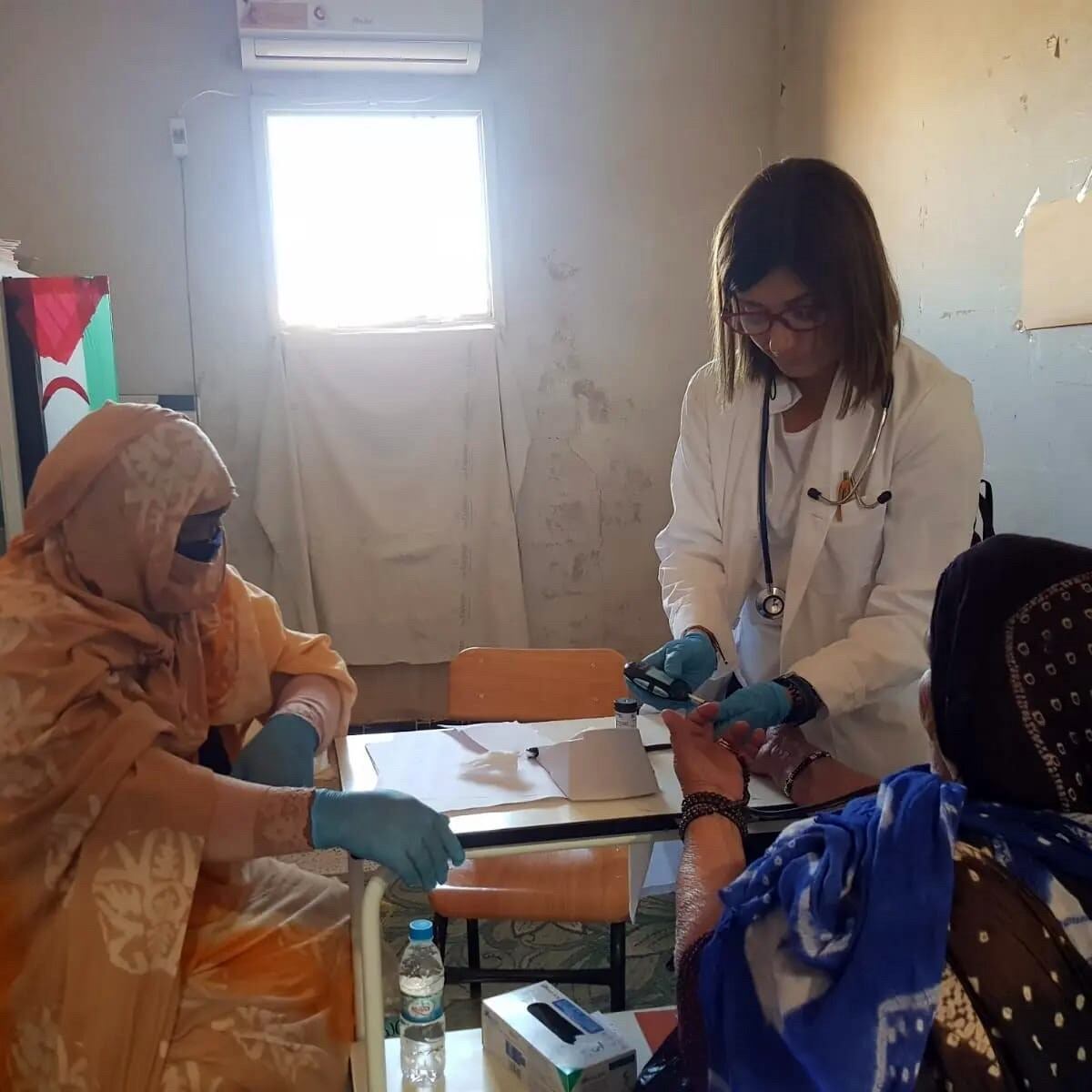 Una delegació lleidatana s&#039;ha passat aquesta setmana de desembre ajudant i compartint amb metges i infermeres dels campaments de refugiats sahrauís que hi ha a Algèria. Foto:  Facilitada per Sahara Ponent.