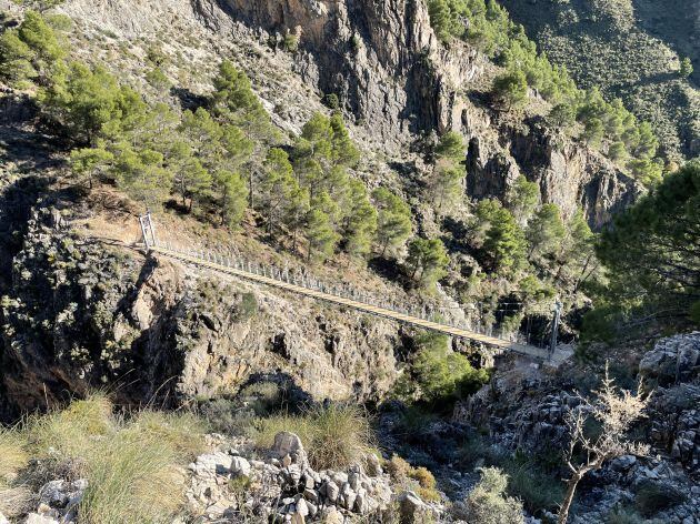 Así es el puente desde el sendero para llegar hasta él