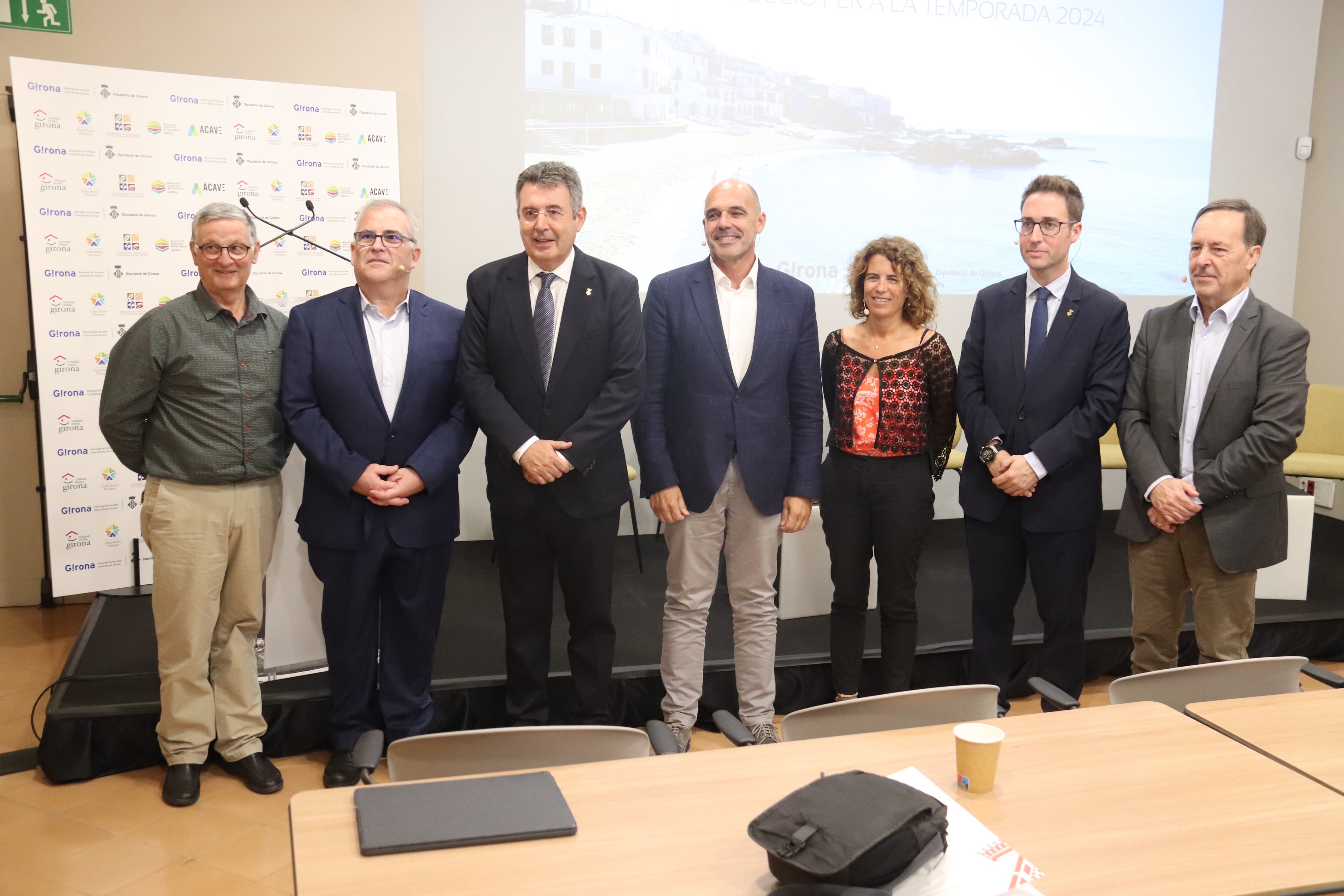 El president i el vicepresident del Patronat de Turisme Costa Brava Girona, Miquel Noguer i Jordi Masquef, amb els empresaris del sector turístic gironí