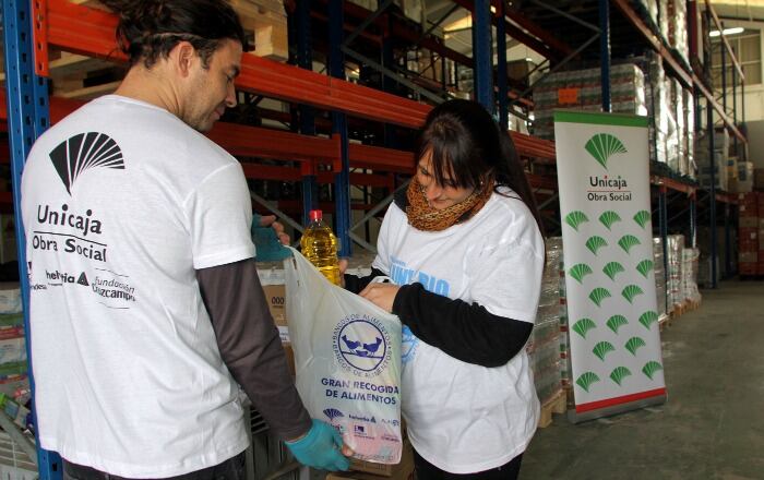 Voluntarios trabajando en el Banco de Alimentos de Málaga