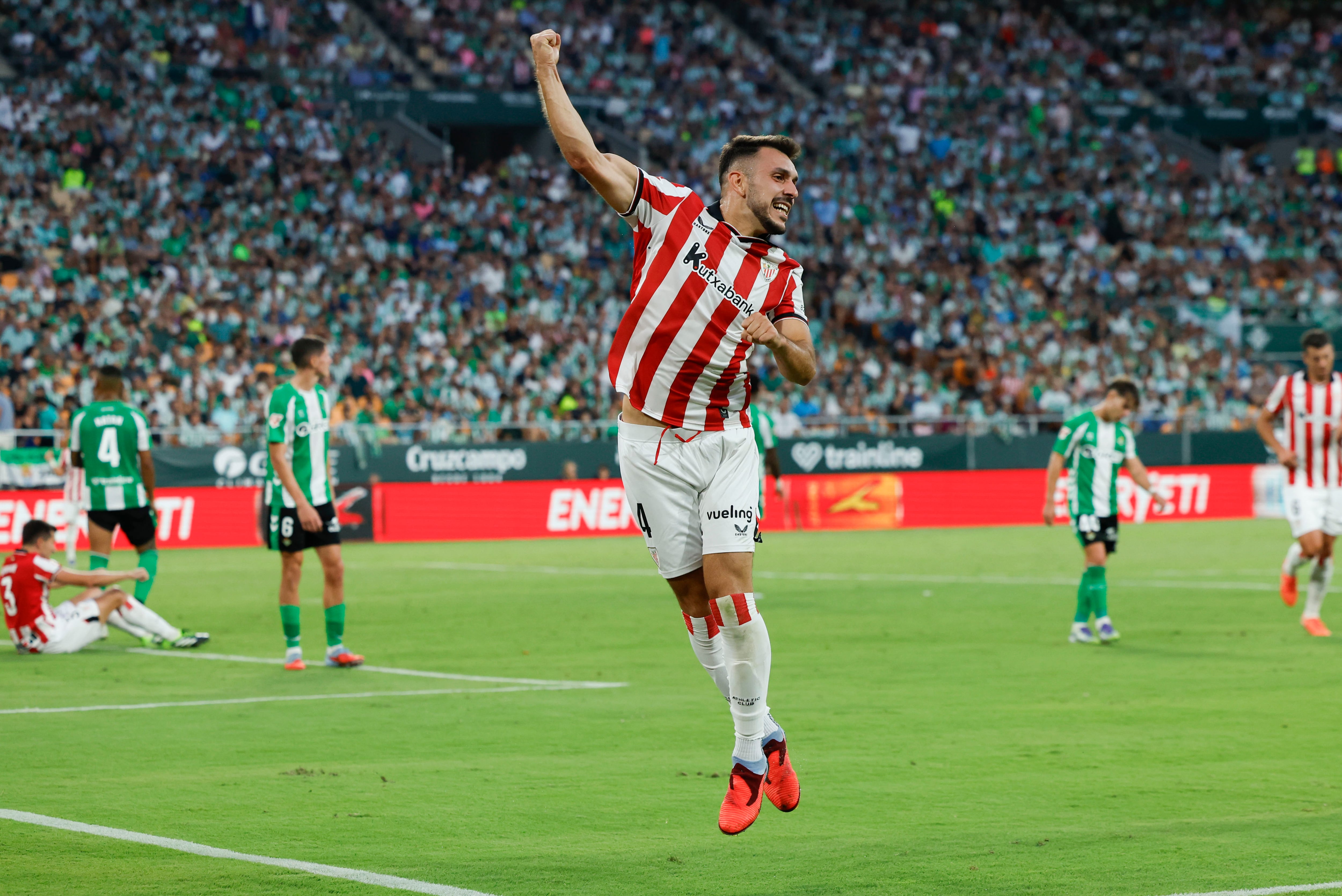 Aitor Paredes celebra uno de los goles del Athletic en La Cartuja 