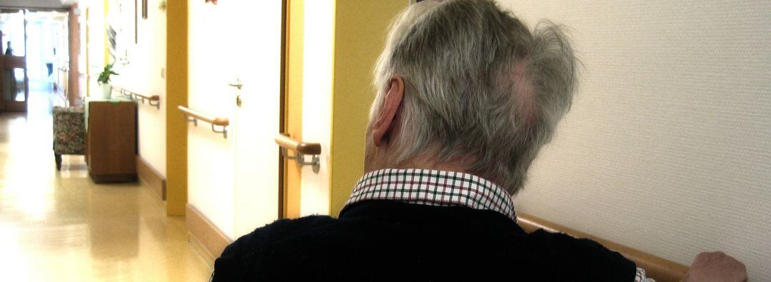 Persona mayor en un aresidencia de ancianos