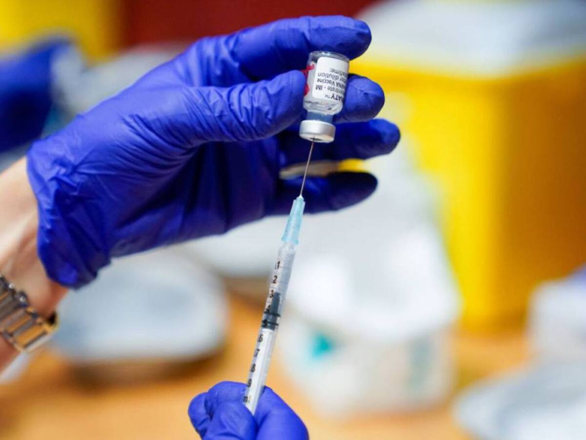 El Sergas deja de sondear de forma previa sobre la segunda dosis a los menores de 60