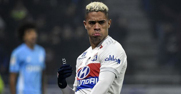 Mariano celebra un gol con el Lyon