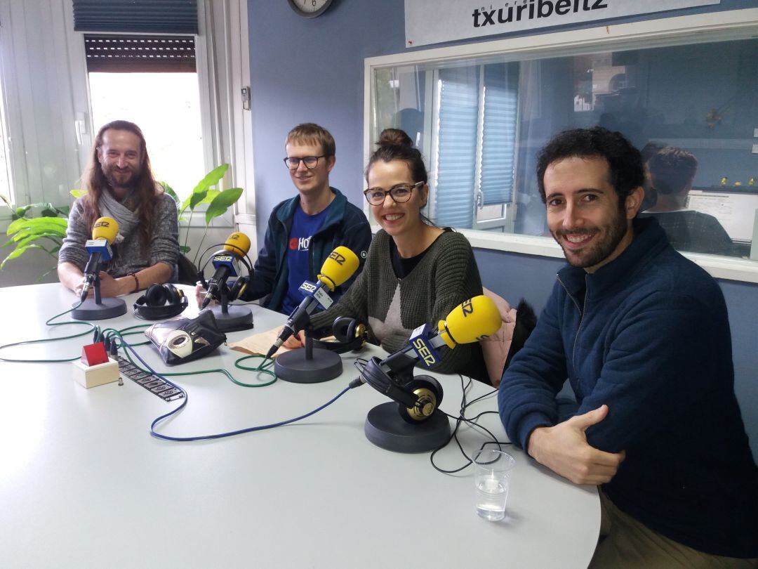 Componentes de Kalakan, con el director de Náyade Abesbatza y la delegada de Cultura, en nuestros estudios. 