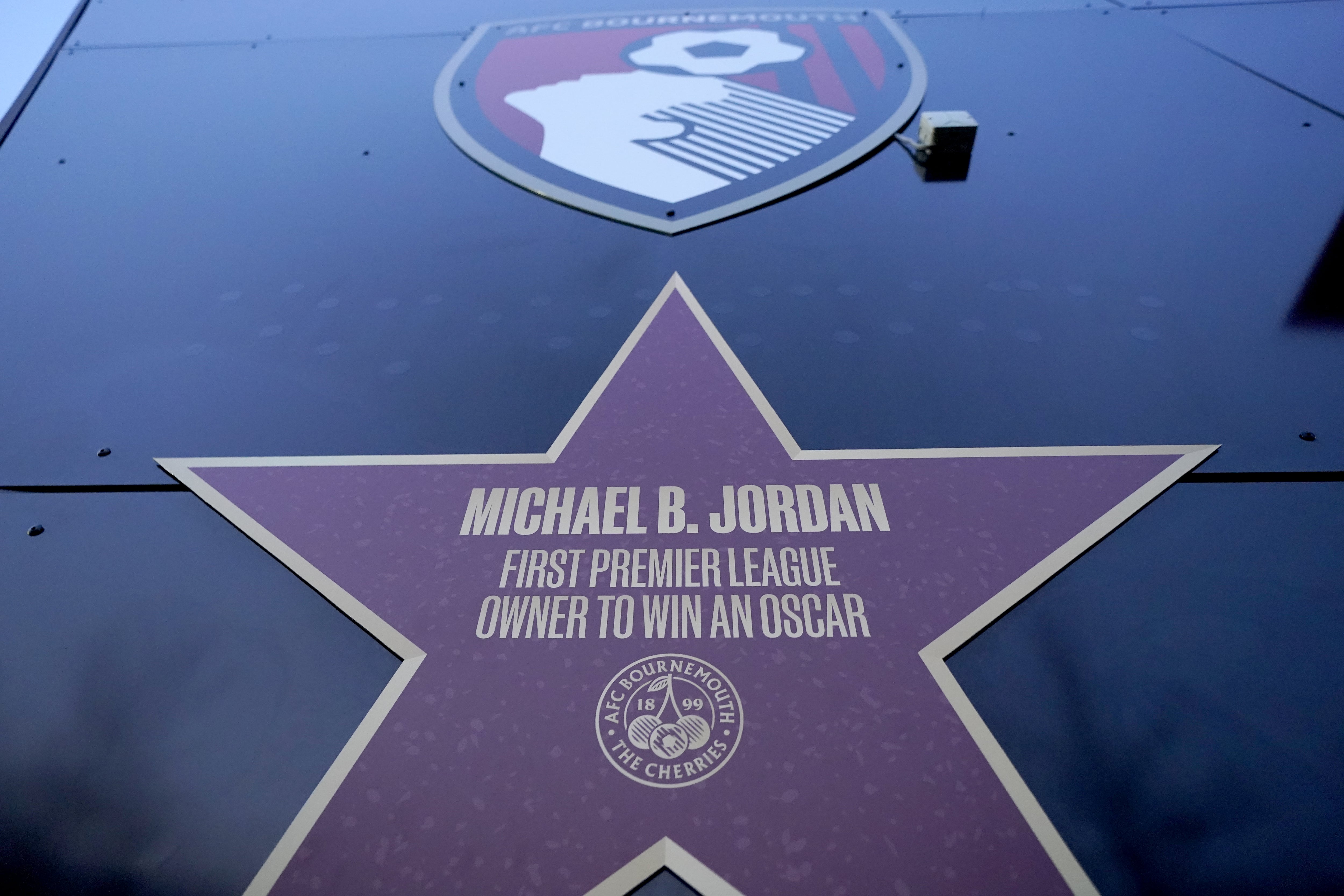 Placa conmemorativa del Bournemouth que celebra el Óscar de Michael B. Jordan