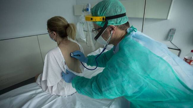 Sanitario atendiendo a un paciente