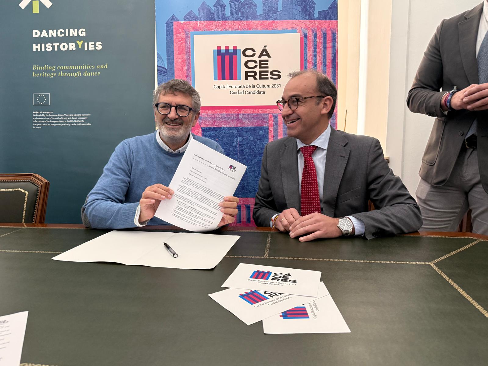 El gerente del Festival de Teatro Clásico de Mérida, Pedro Blanco, y el alcalde de Cáceres, Rafa Mateos, firmando la adhesión del certamen a la candidatura de Cáceres 2031