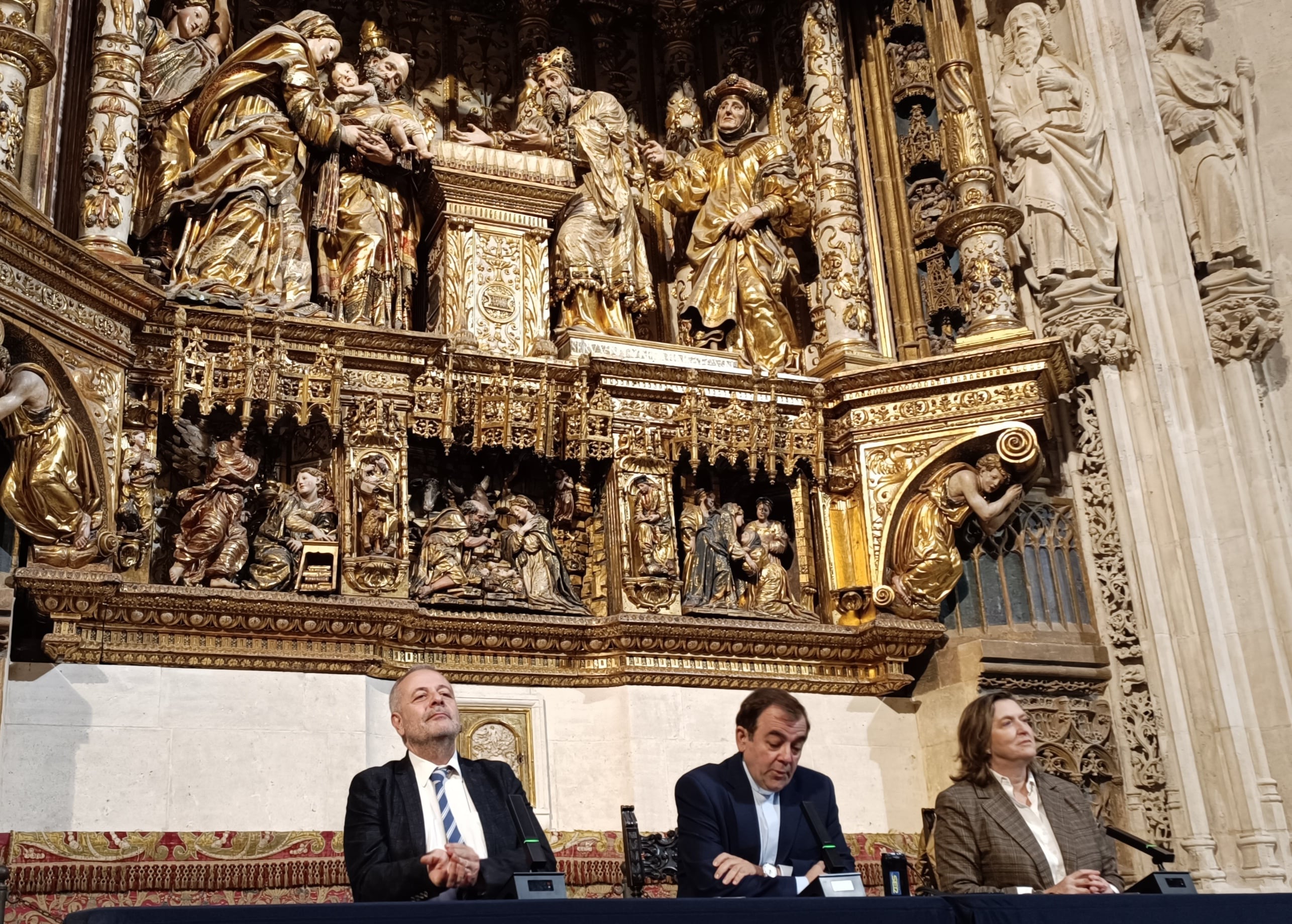 El presidente del Cabildo de la Catedral de Burgos, Félix Castro (centro) con los historiadores de la UBU, René Payo y Adelaida Sagarra