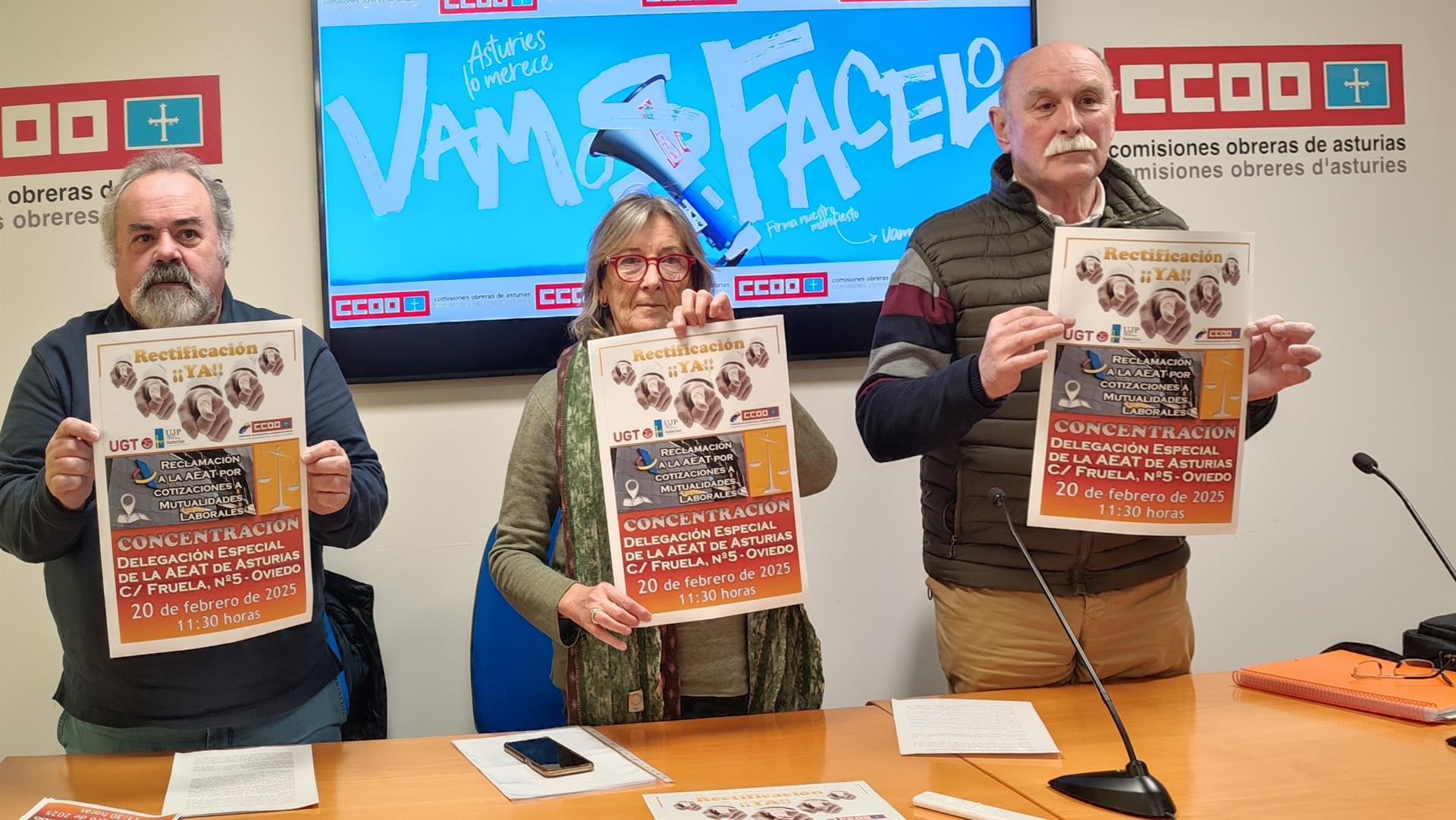 El secretario general de Jubilados y Pensionistas de UGT de Asturias, Manuel Francisco Menéndez, junto al secretario general de la Federación de Pensionistas de CCOO de Asturias, José María Gómez, y la secretaria de Igualdad de este sindicato, Ester Menéndez