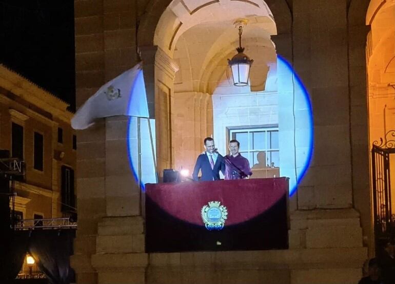 Héctor Pons i Marco Mezquida van cridar a la gent a la festa al pregó de la Mare de Déu de Gràcia.