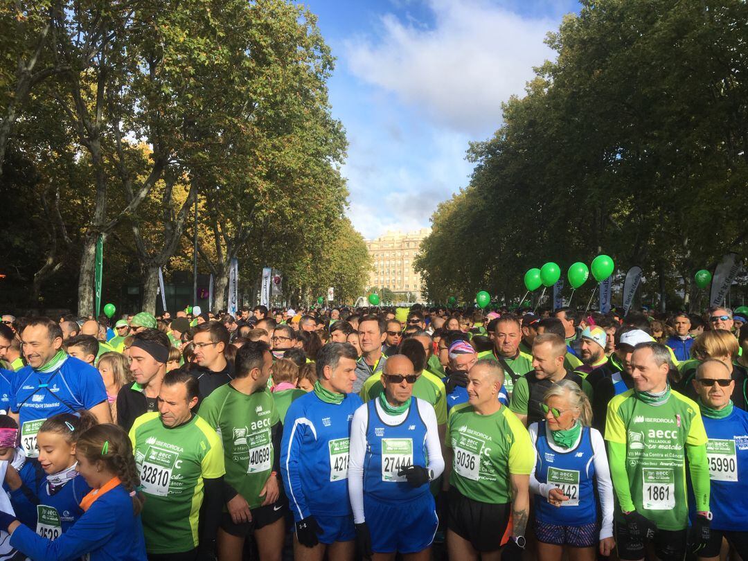Participantes en la marcha contra el cáncer de Valladolid momentos antes de la salida