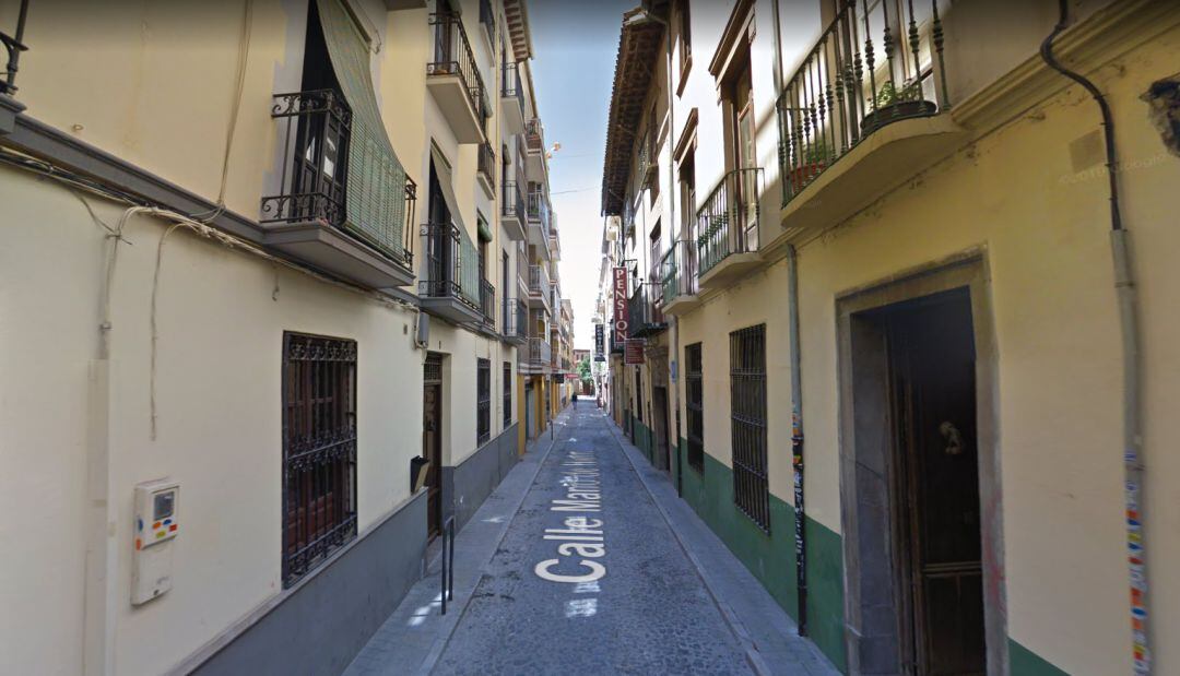 Calle Mano de Hierro de Granada, donde el pasado jueves un bebé cayó desde un segundo piso.