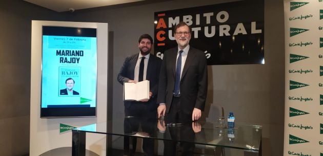 Mariano Rajoy ha dedicado un ejemplar de su libro al presidente murciano Fernando López Miras