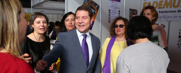 García Page durante la inauguración de un feria de mujeres emprendedoras en La Solana (Ciudad Real)