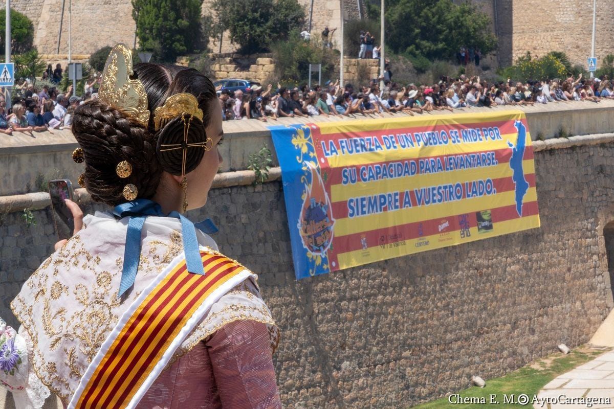 Falleros disparan en Cartagena una mascletá de récord en recuerdo a las víctimas de la dana de Valencia
