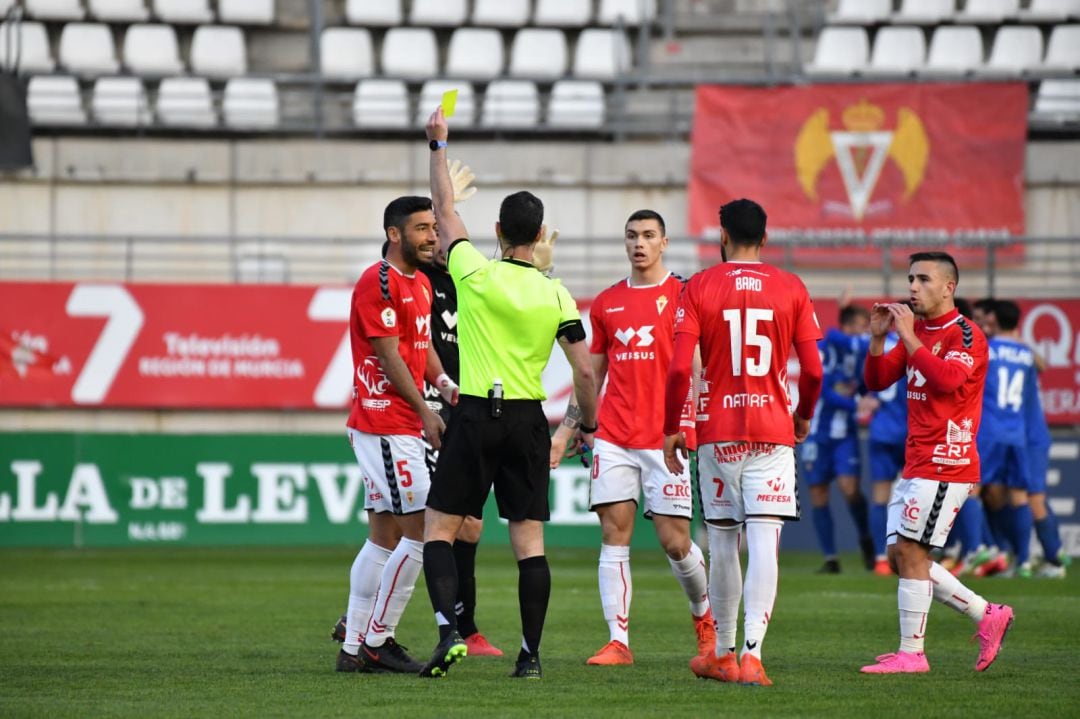 Amarilla a Champange, portero del Real Murcia, tras el gol del Lorca Deportiva