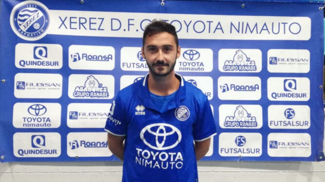 Litos posando como nuevo jugador del equipo de Azurmendi