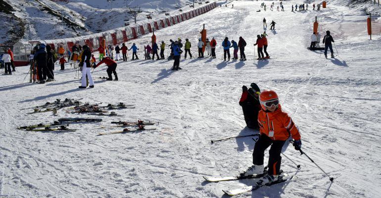 Panoràmica de l'estació amb esquiadors el primer dia de la temporada 2014-2015.