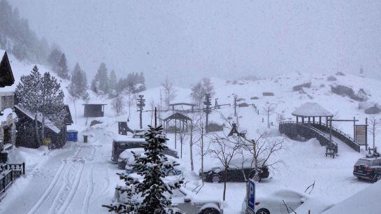 La nieve cubre los coches en la estación de esquí de Llanos del Hospital, en Benasque (Huesca).
