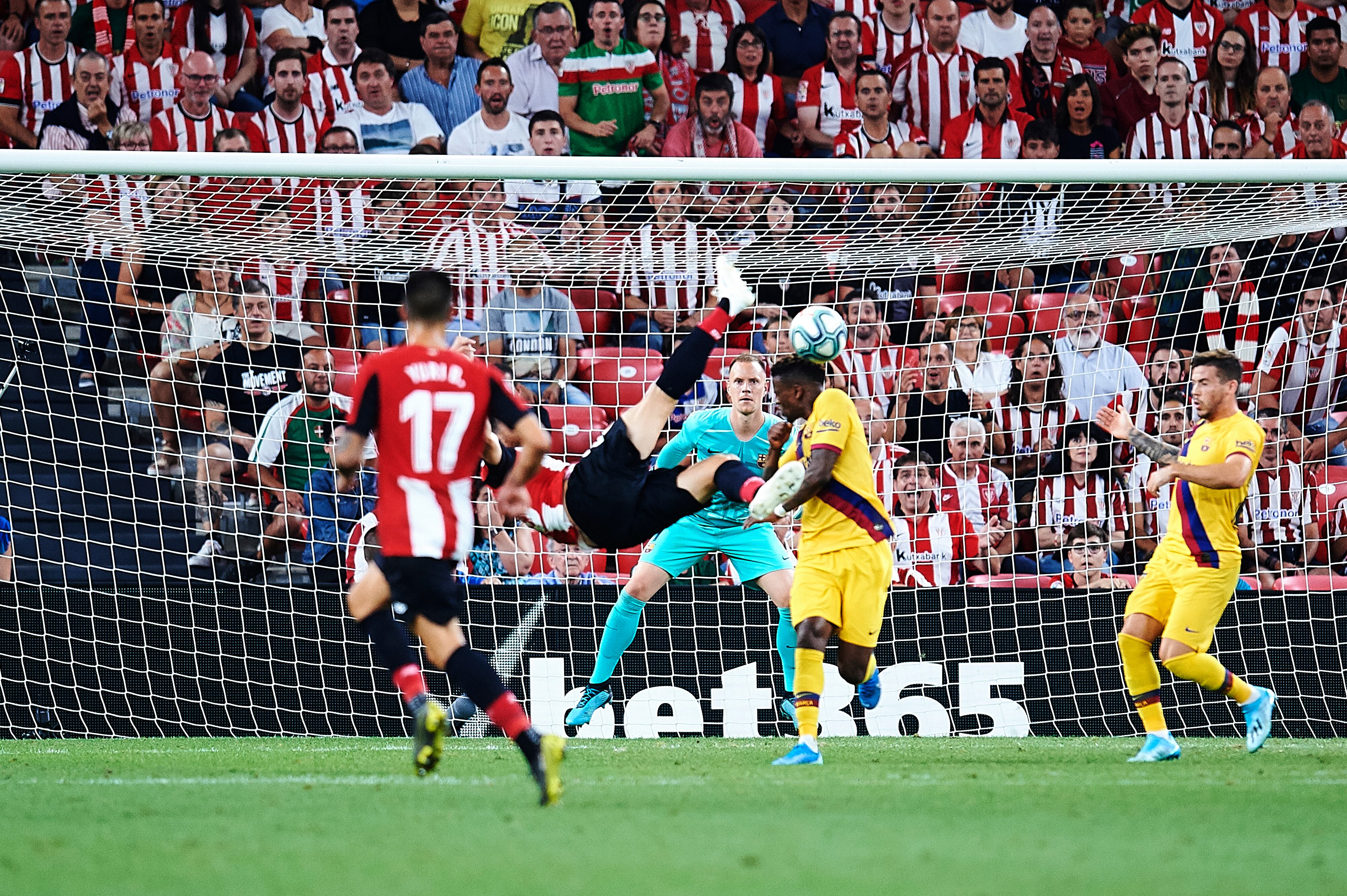 Aritz Aduriz, en el momento del remate de chilena que supuso el triunfo del Athletic frente al FC Barcelona