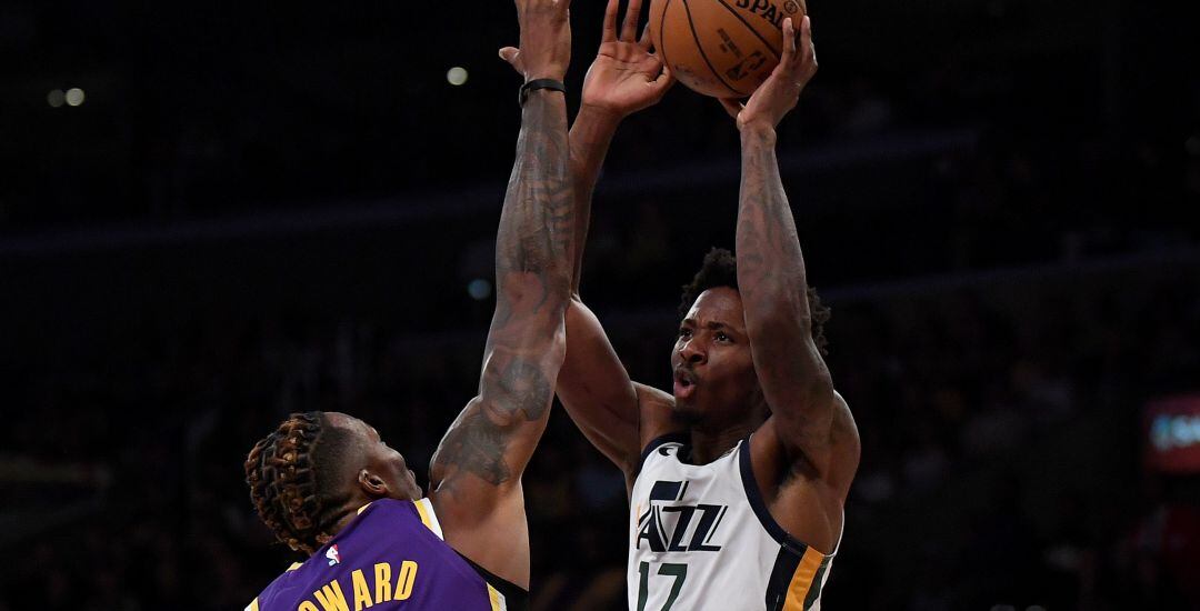 Dwight Howard trata de evitar un tiro de Ed Davis