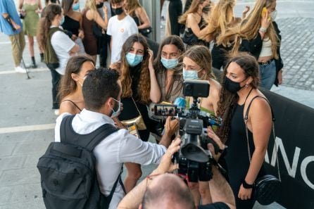 Jóvenes atienden a los medios antes de la prueba piloto