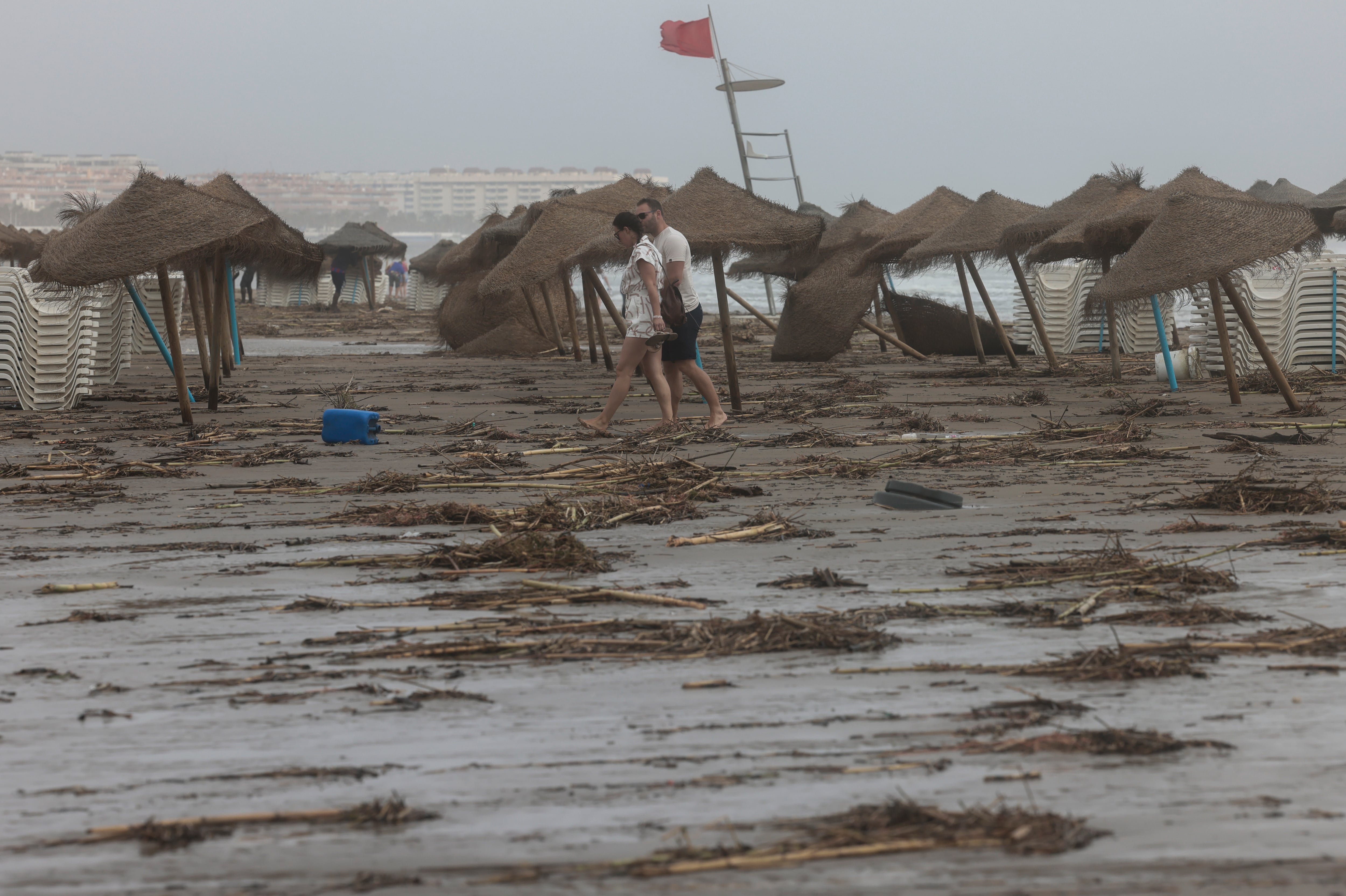 Imagen de archivo de una vista general de la playa de la Malvarrosa afectada por las inclemencias meteorológicas derivadas de la depresión aislada en niveles altos (DANA)