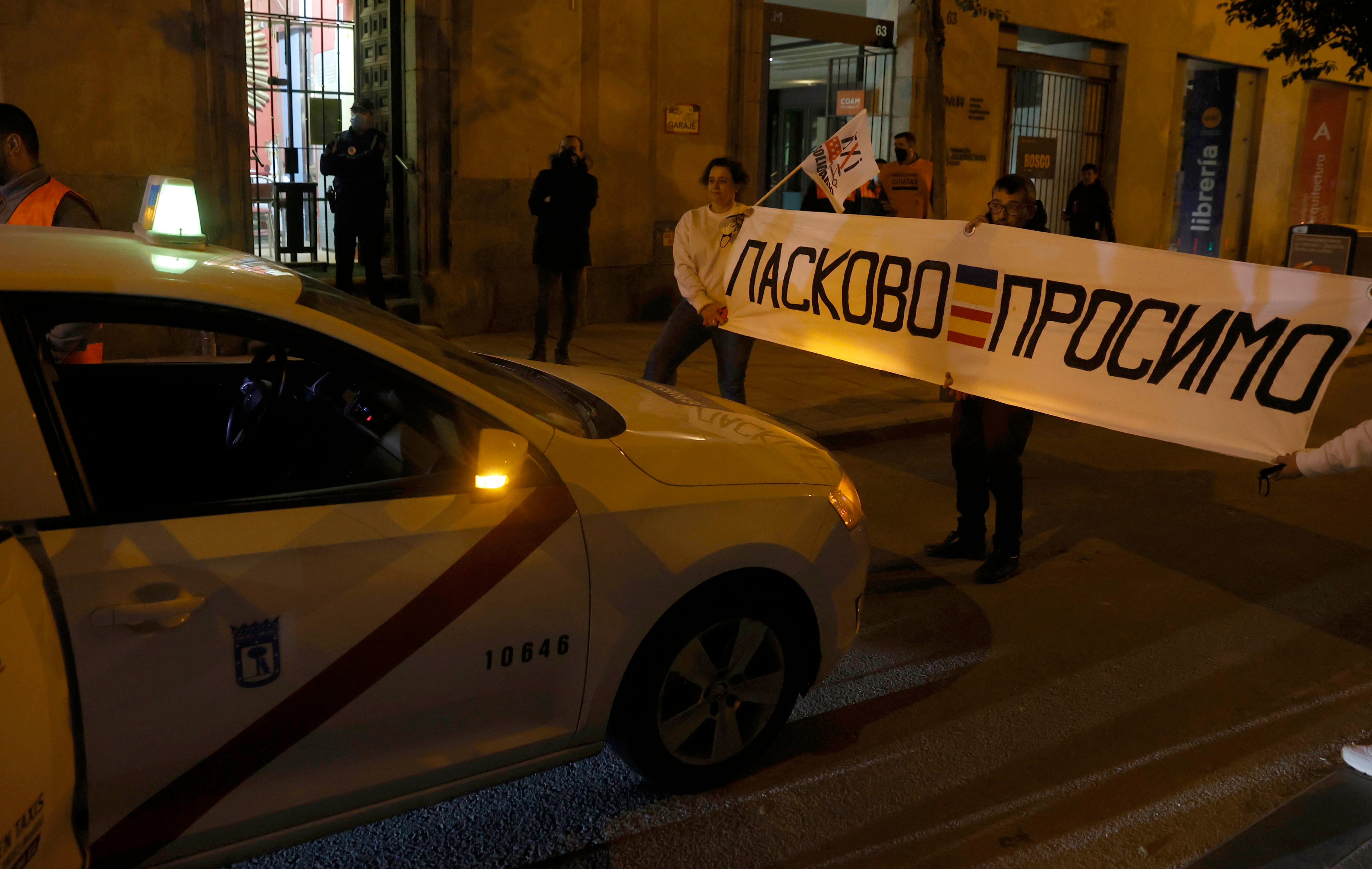 135 refugiados ucranianos llegaron este miércoles por la noche a bordo de 30 de los 34 taxis que salieron de Madrid con ayuda humanitaria para Ucrania.