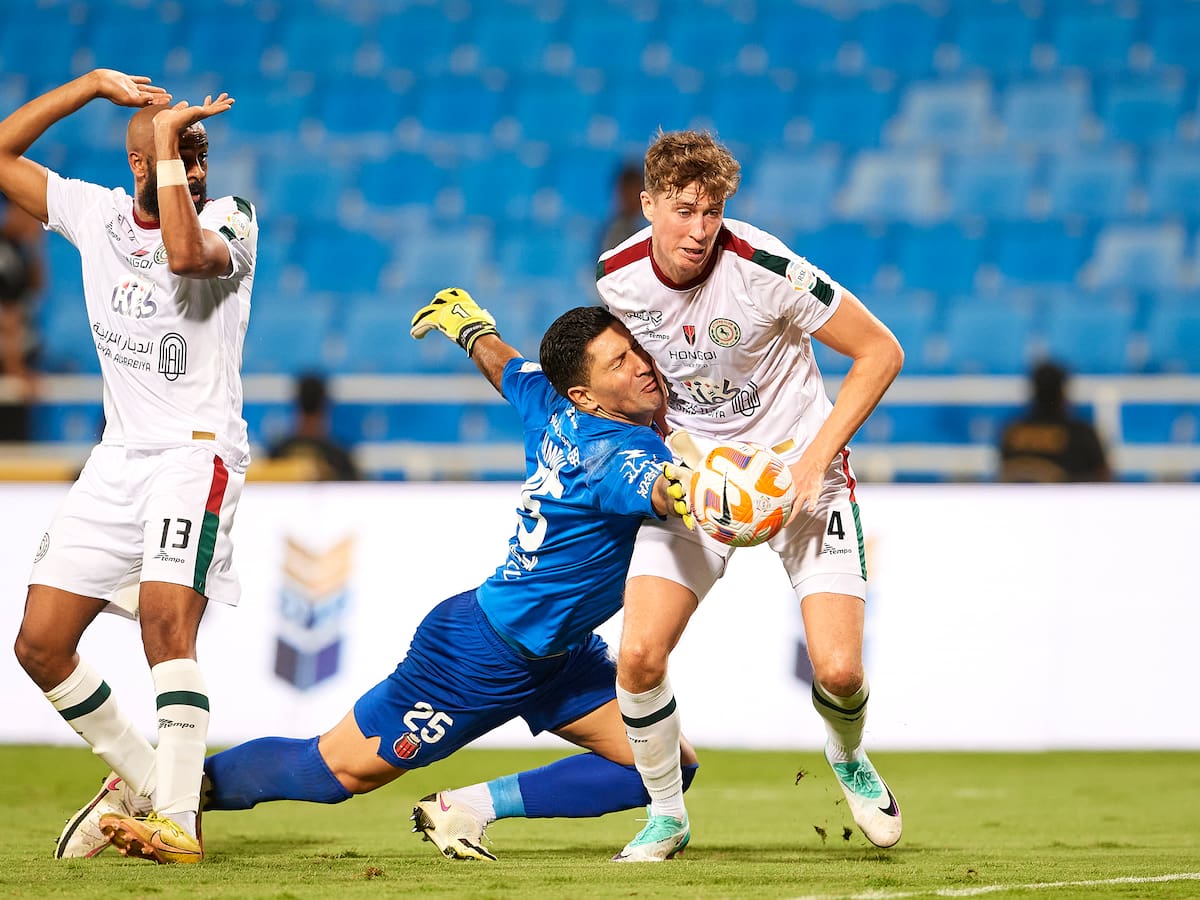 El portal de empleo que ofrece 4.000 € al mes y casa por jugar en tercera saudí o 4 millones por entrenar en primera