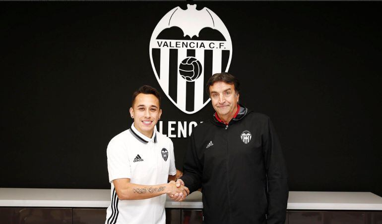 Fabián Orellana posa con el escudo del Valencia.