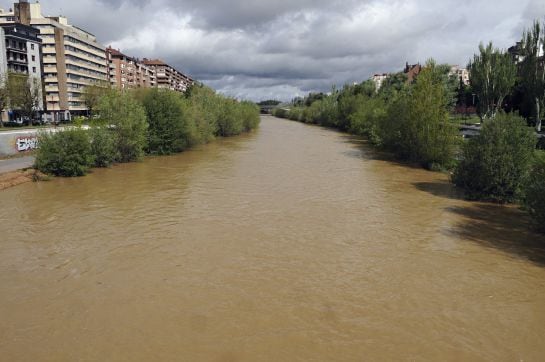 El río Bernesga a su paso por León, a punto de desbordarse.