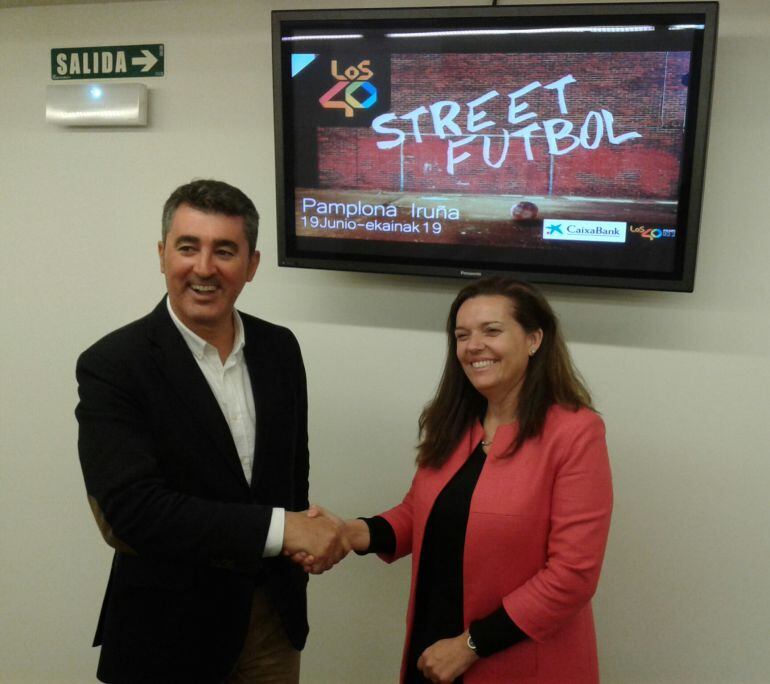 La directora regional de CaixaBank en Navarra, Ana Díez Fontana, con el director regional de PRISA Radio, Javier Hoyos, en la presentación del torneo STREET FUTBOL de Los 40