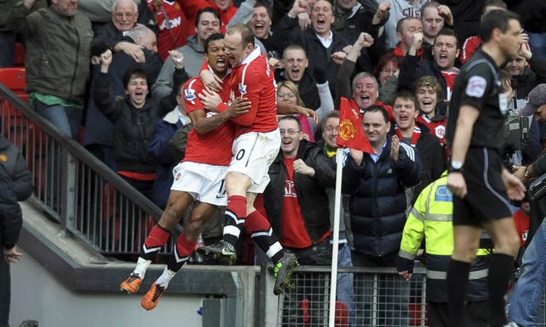 El futbolista del Manchester United Wayne Rooney (dcha) celebra con su compañero Nani tras haber marcado éste un gol durante el partido de la Liga inglesa de fútbol que disputó el Manchester United contra el Manchester City