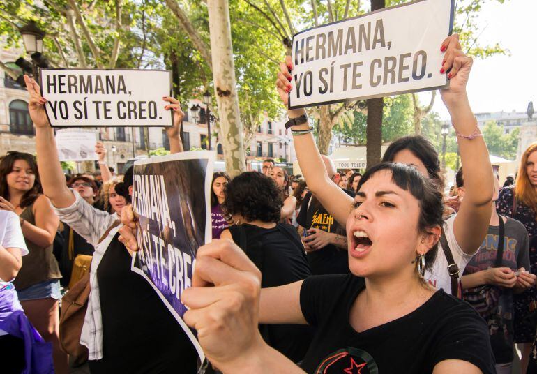 Varios centenares de personas se concentran en Sevilla contra &#039;La Manada&#039;.