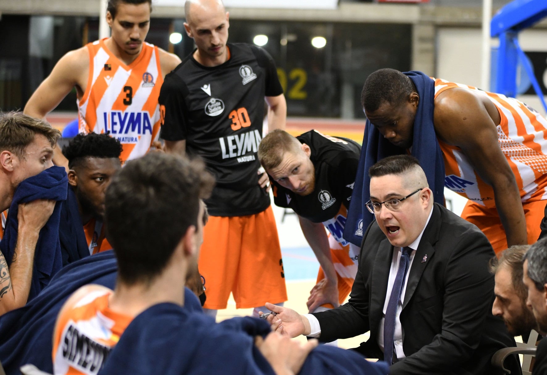 Diego Epifanio, en un tiempo muerto, con jugadores del Básquet Coruña