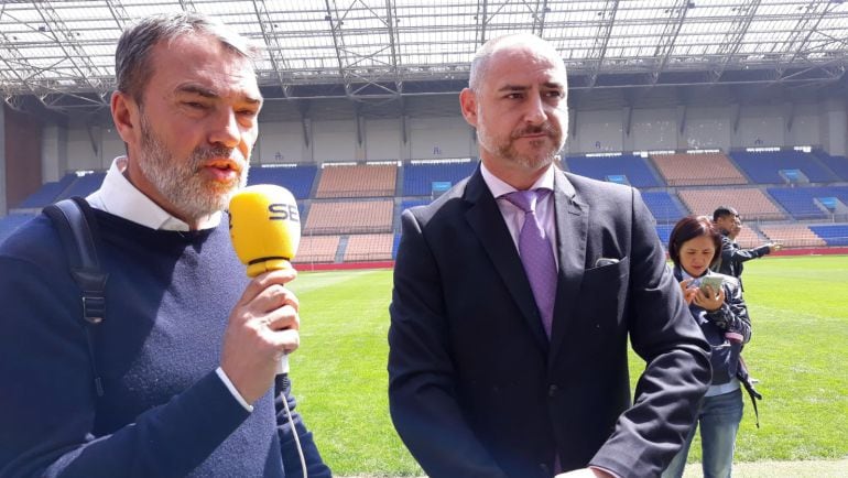 Bernardo Guzmán, enviado especial en China, junto con Enrique García, director del Spanish Soccer Insituto