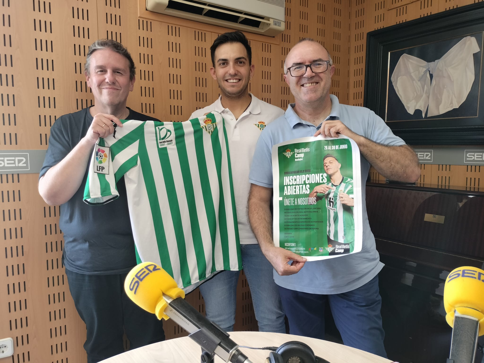 Dani Nogales y Jesús Fernández, con el responsable de deportes de la SER en Extremadura, José Luis Vela.