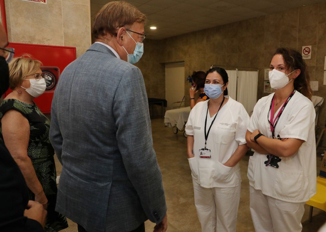 Puig, junto a la consellera de Sanidad, Ana Barceló, durante su visita al Punt de Vacunació de Vila-real.