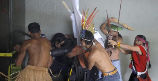 Un grupo de indios del Amazonas ataca a la Policía con arcos y flechas en una protesta en el Parlamento de Brasil