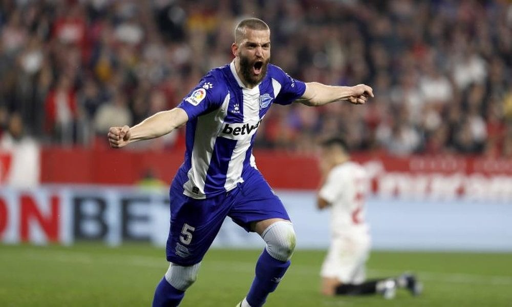 Víctor Laguardia celebra un gol con la camiseta del Alavés.