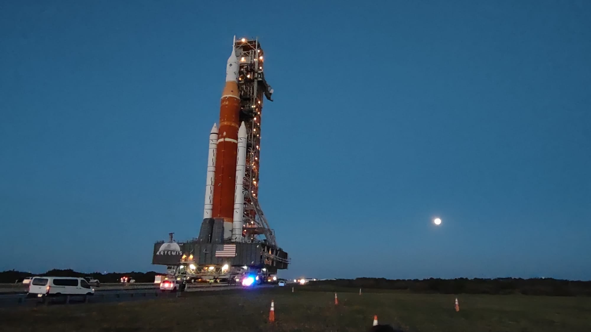 El cohete SLS con la sonda Orión y la imagen de la luna al fondo