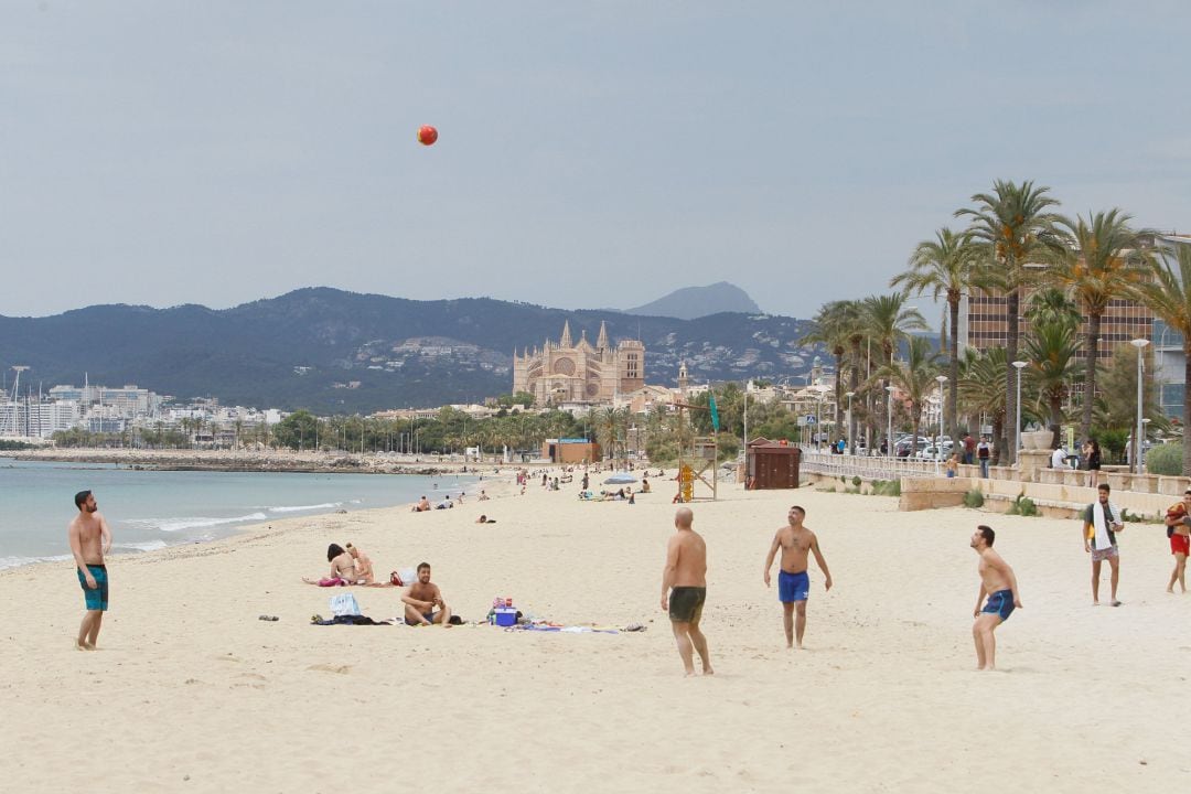 Bañistas en una playa de Palma durante el primer día de la fase 2