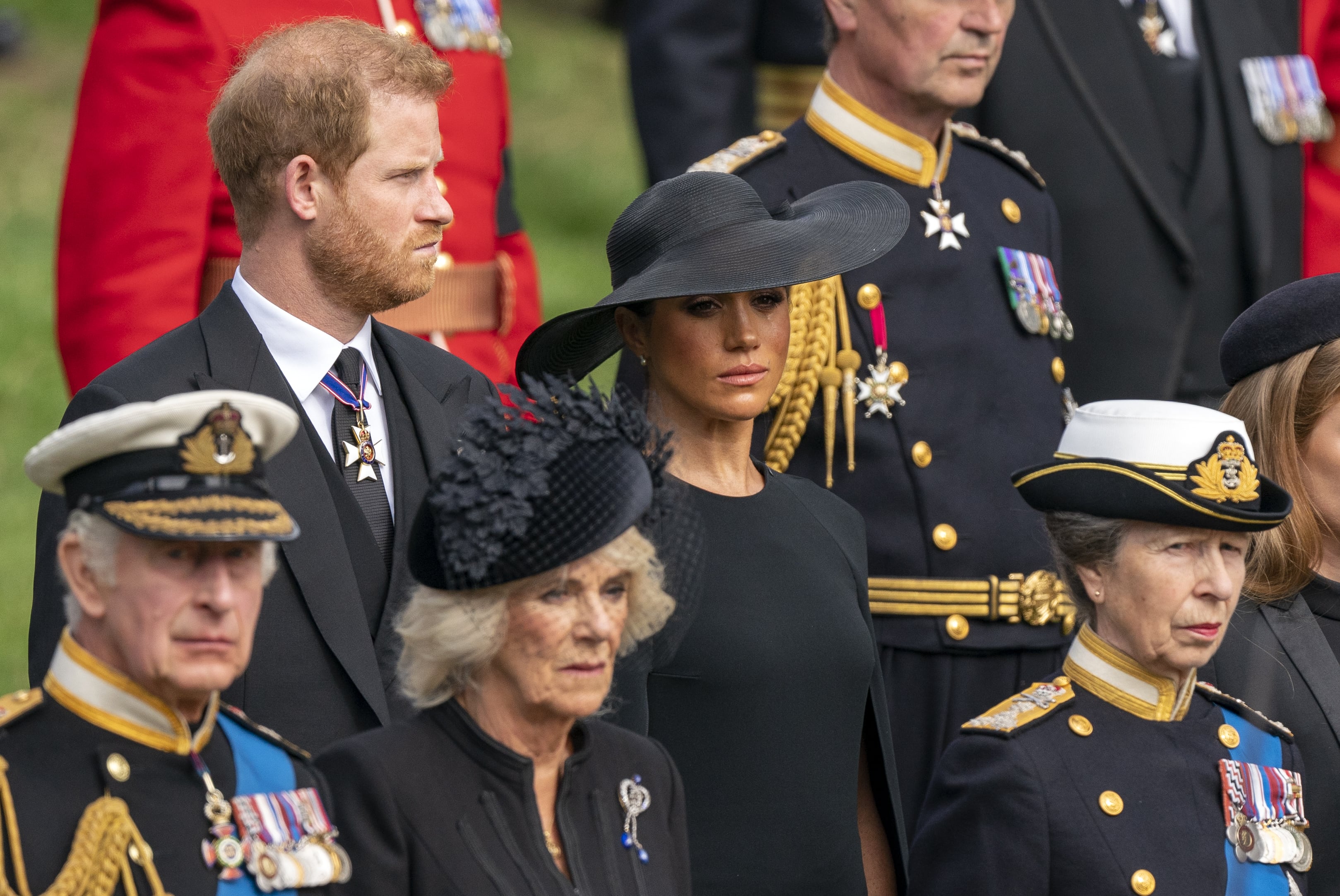 El príncipe Harry y Meghan Markle durante el funeral de la reina Isabel II. Delante, el rey Carlos III y su esposa Camila, reina consorte