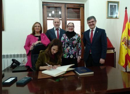 La directora de cine Paula Ortiz firma en el Libro del Ayuntamiento de Calanda, junto a la actriz Luisa Gavasa, el alcalde de la localidad, la consejera de Educación y Cultura y el consejero de Presidencia